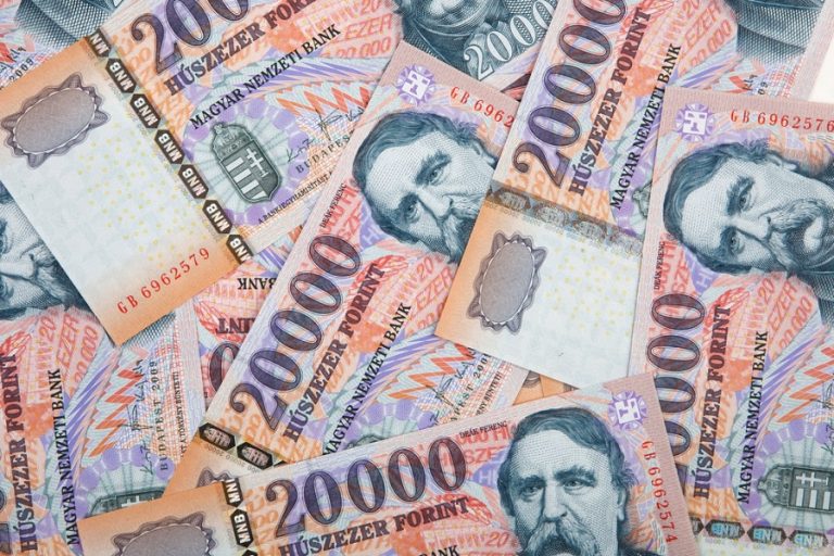 Két forrásból is dől a pénz a magyar vállalkozásokhoz