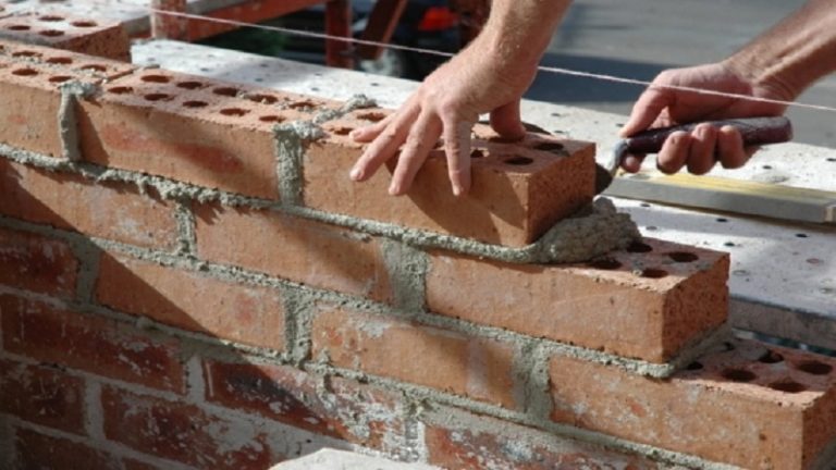 Kőművesek és burkolók: szétválasztanák a szakmai képzést