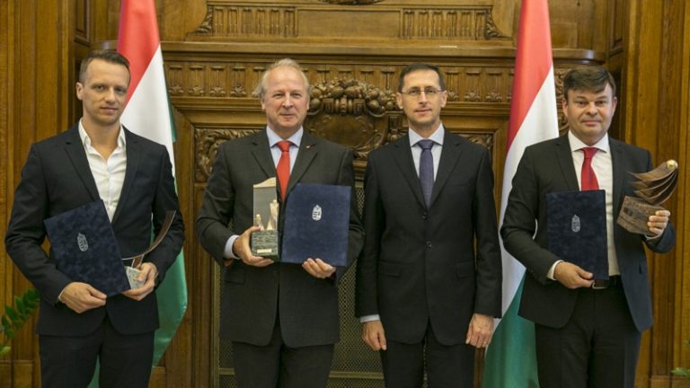 Sikeres vállalkozások: a miniszter szeptemberi díjazottjai