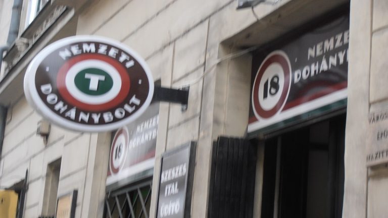 Lekerülnek a márkalogók a cigarettás dobozokról