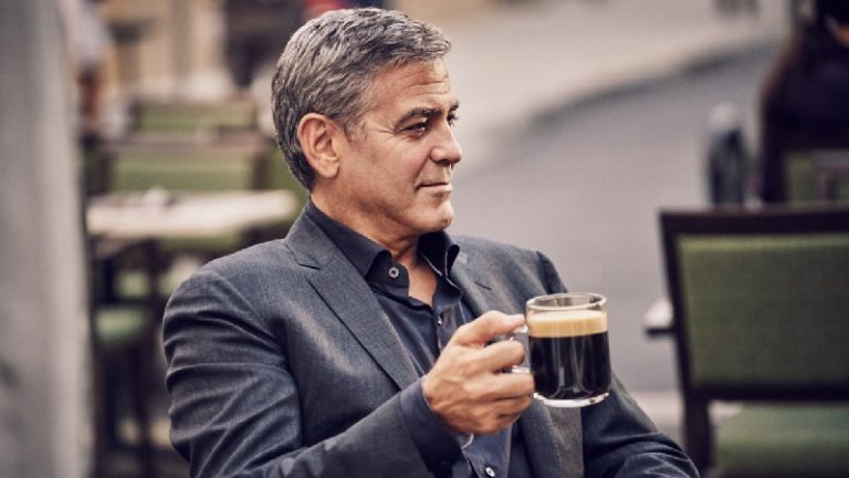 George Clooney „a jó ízlés művészetére” tanítja Danny DeVitót