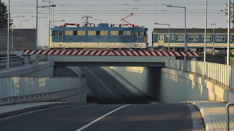 Átadták a felújított Szajol-Püspökladány vasútvonalat
