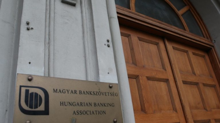 Bankok információs kartelle miatt bírságolt a versenyhivatal