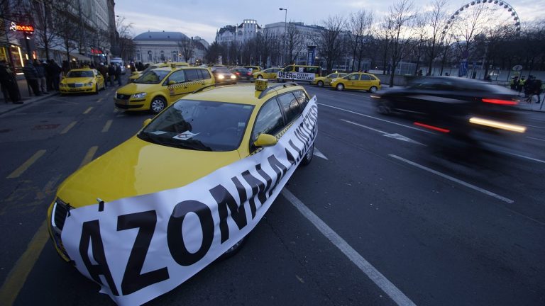 Kormányülés: igazuk van a taxisoknak