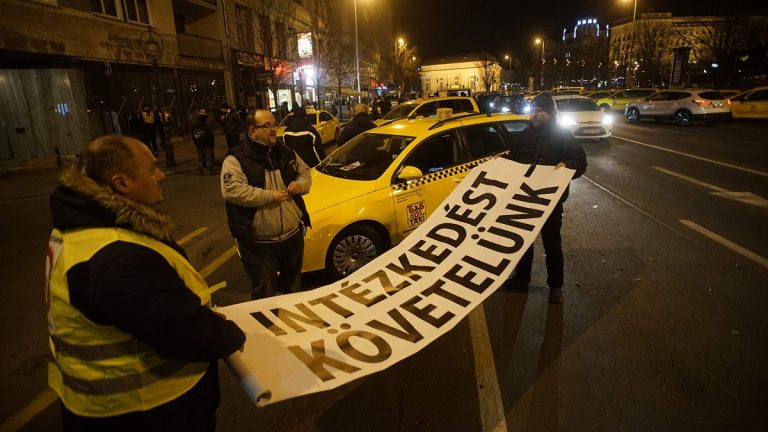 Péntek éjfélig folytatódhat a taxisok demonstrációja Péntek éjfélig folytatódhat a taxisok demonstrációja