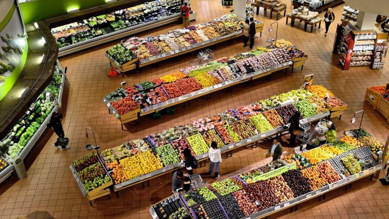 Ha a lengyeleknél lehet, különadót kaphatnak a magyar hipermarketek is