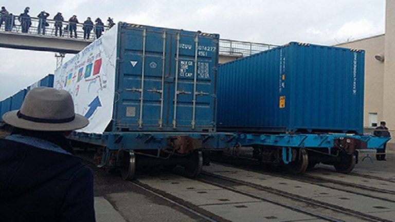 Kazahsztánban vesztegel az elveszettnek hitt ukrán tehervonat