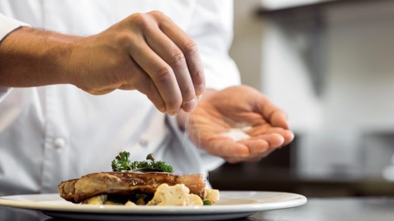 Minimum 150 szakács hiányzik a balatoni vendéglőkből