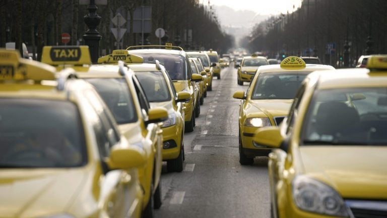 Fónagy: szerdán újra egyeztetnek a taxisokkal az Uber-kérdésről