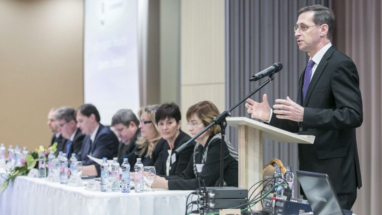 Varga Mihály: a svéd modell a NAV elé kitűzött cél Varga Mihály: a svéd modell a NAV elé kitűzött cél