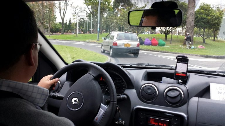 Közlekedési Hatóság: az Uber szabályt sért a személyszállítás közvetítésével Közlekedési Hatóság: az Uber szabályt sért a személyszállítás közvetítésével