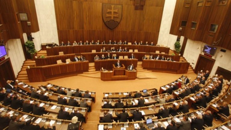 Eskü nélkül is jár a képviselői fizetés Szlovákiában