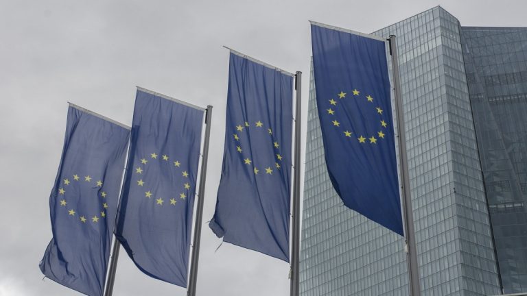 Egyelőre saját kontóra fizeti ki az uniós pénzeket a kormány