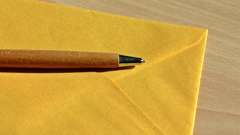 Munkaviszonnyal kapcsolatos írásbeli jognyilatkozatok: mire figyeljenek a kkv-k?