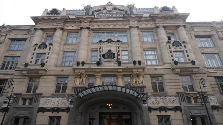 Tervek, beruházások és békekötés a Liszt Ferenc téren
