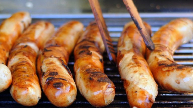 „Frissen sütött szaftos grillek, kísérje le hideg sörrel!”