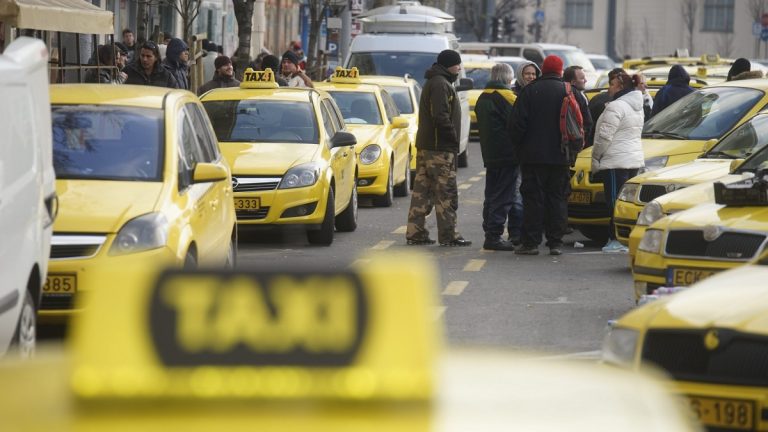 Kedden újra demonstrálnak a fővárosi taxisok