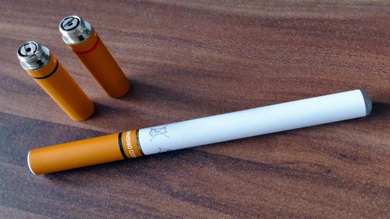 Mától tilos e-cigarettát használni ott, ahol dohányozni sem szabad