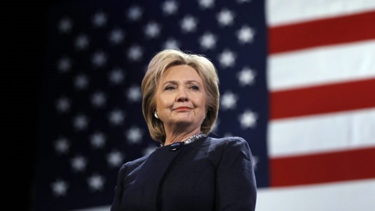 Clinton: történelmi hiba lenne Trump elnökké választása