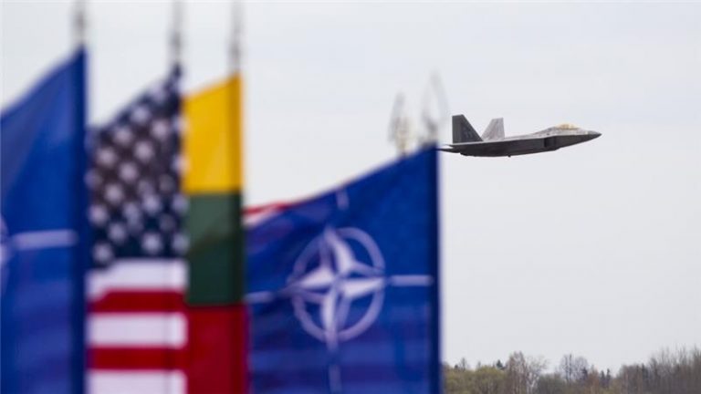 Civileket mentenek a marosvásárhelyi NATO-gyakorlaton
