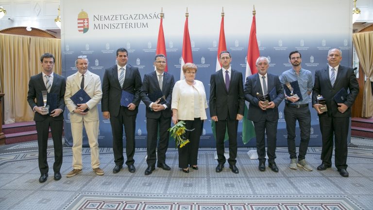 Vállalkozásokat és vállalkozás-ösztönzőket díjazott Varga Mihály Vállalkozásokat és vállalkozás-ösztönzőket díjazott Varga Mihály