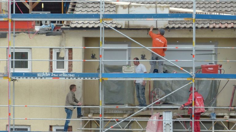 Hosszabb határidők mellett többet csúsznak a számlák kifizetésével
