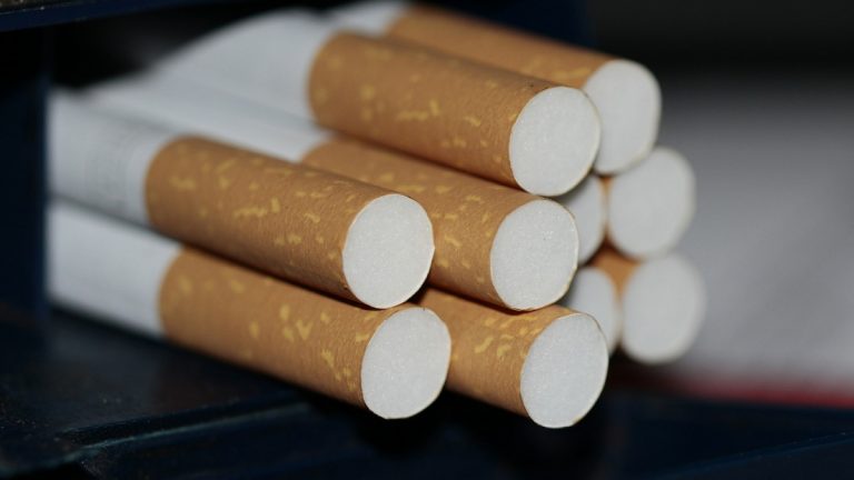 Bútorlapok közé rejtve csempészték a cigarettát
