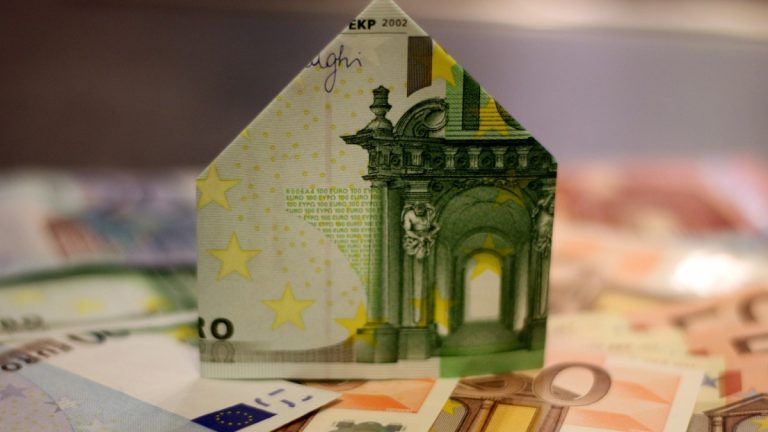 Száznegyvenezer banki adós helyzetét kellene rendezni