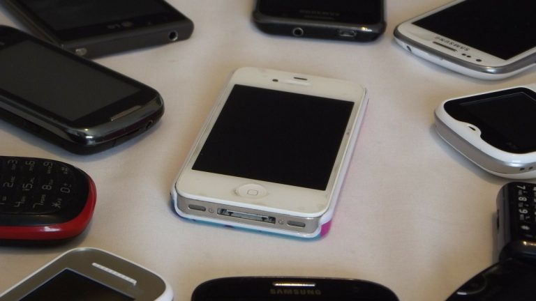 465 percet telefonált az átlag mobil-előfizető a második negyedévben