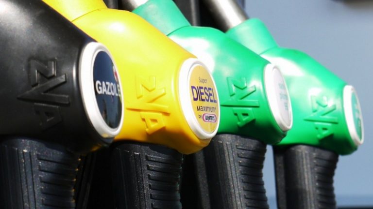 Pénteken csak a benzinesek tankolnak drágábban