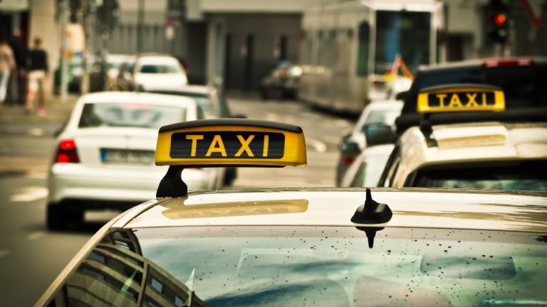 Rohamtempóban kell beszerezniük a taxisoknak az új pénztárgépeket