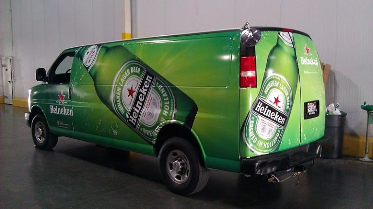 A Heineken elhagyja a feketét, teljes zöldre vált