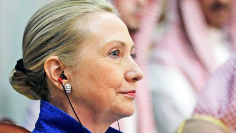 Hillary Clinton az első munkanapján készen áll, hogy főparancsnok legyen