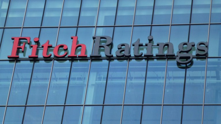 Gyorsuló gazdasági növekedést, erősödő kockázatokat prognosztizál a Fitch