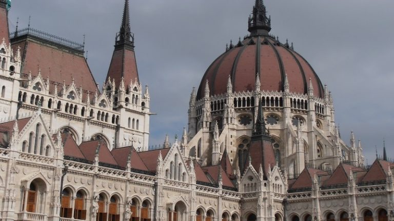 Elfogadta az Országgyűlés a kormány adócsökkentő csomagját
