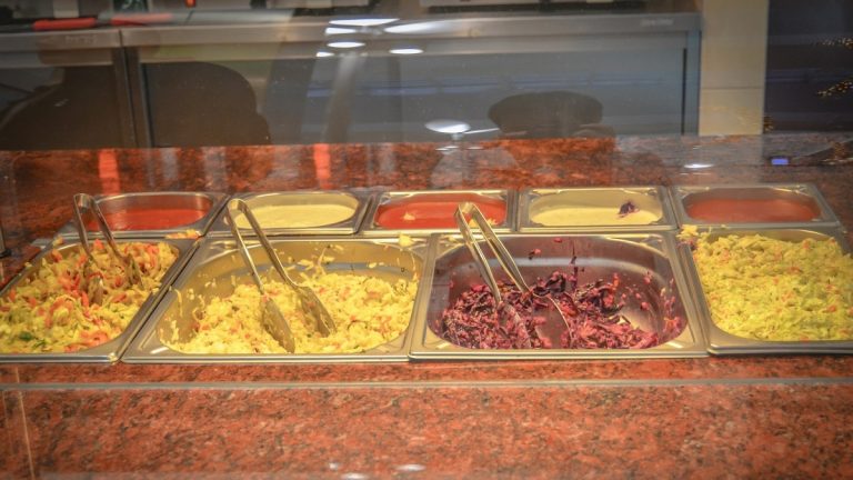 Megszűnhet egy sor munkahelyi étkezde az új áfaszabályok miatt