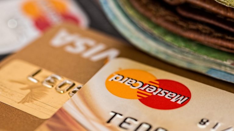 Rengeteg pénzt spórolhatnánk, ha többet használnánk a bankkártyánkat
