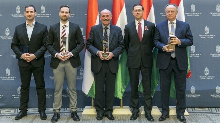 Sikeres vállalkozásokat díjazott a nemzetgazdasági miniszter Sikeres vállalkozásokat díjazott a nemzetgazdasági miniszter