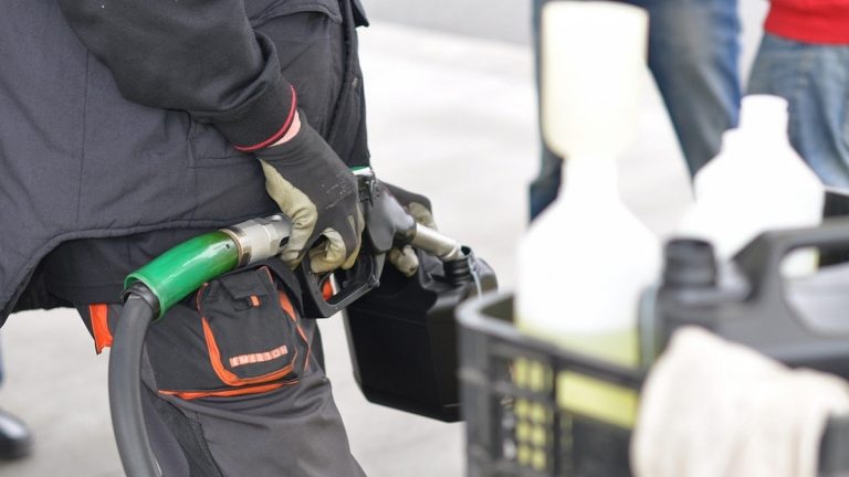 Hétvégétől még olcsóbban tankolhatnak az autósok