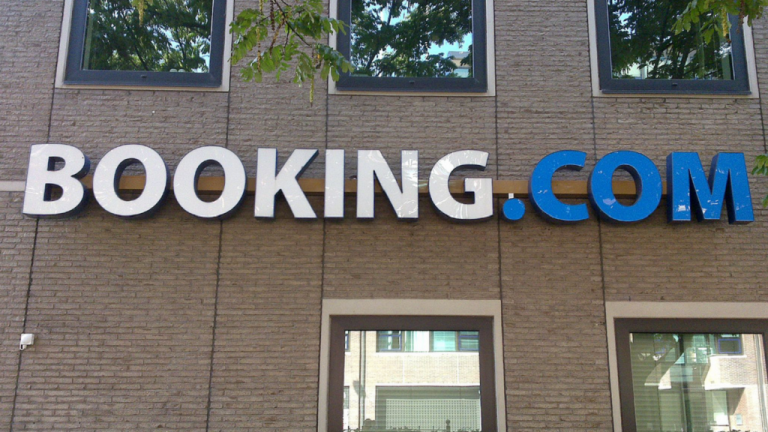 Rajtaütött a versenyhivatal a Booking.com-on