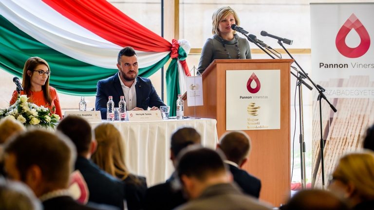 Közös exportstratégiával célozzák a külpiacokat a Kárpát-medence magyar borászai Közös exportstratégiával célozzák a külpiacokat a Kárpát-medence magyar borászai