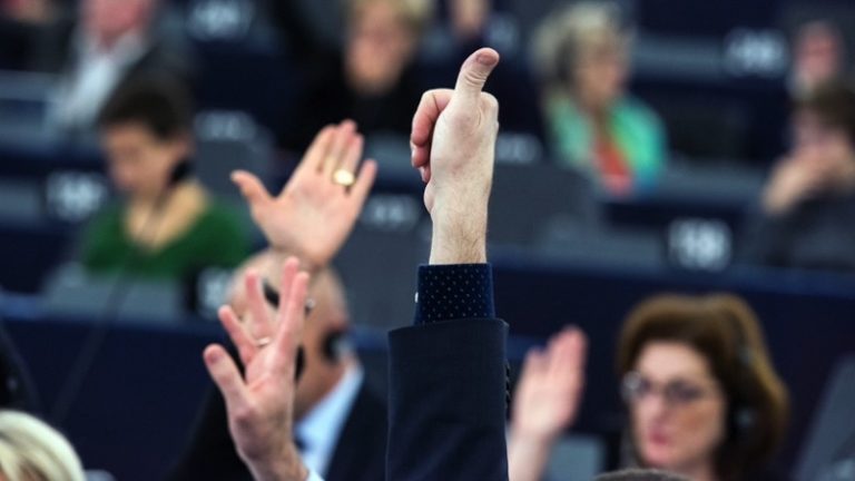 Mindenki számára tisztességes munkafeltételeket kér az Európai Parlament