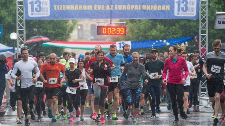 13 km: 56 perc alatt futotta le a leggyorsabb anyuka