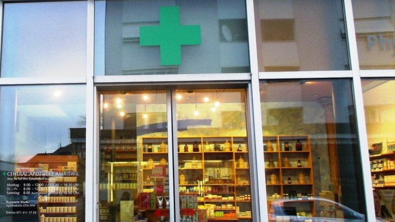 A boltokból a gyógyszertárakba száműzik a megfázásra szedett forró ital porokat