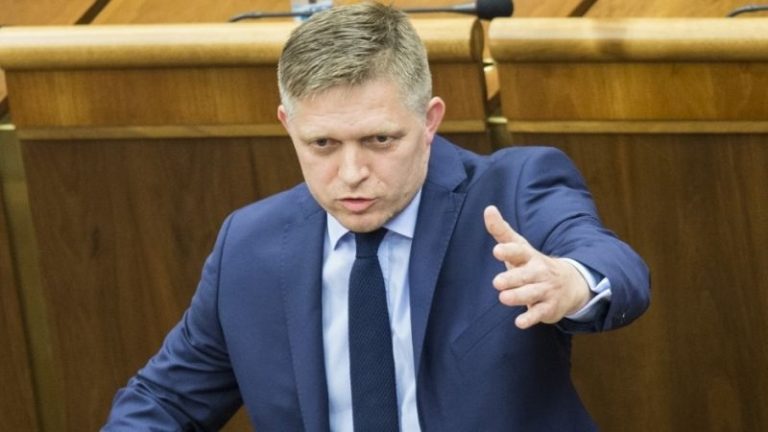 Robert Fico pénzt préselne ki a multikból