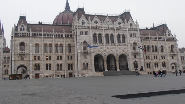 A legnépszerűbb nevezetességek között az Országház