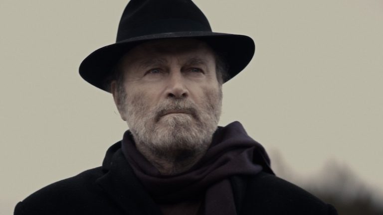 Franco Nero Egri bikavérrel koccint