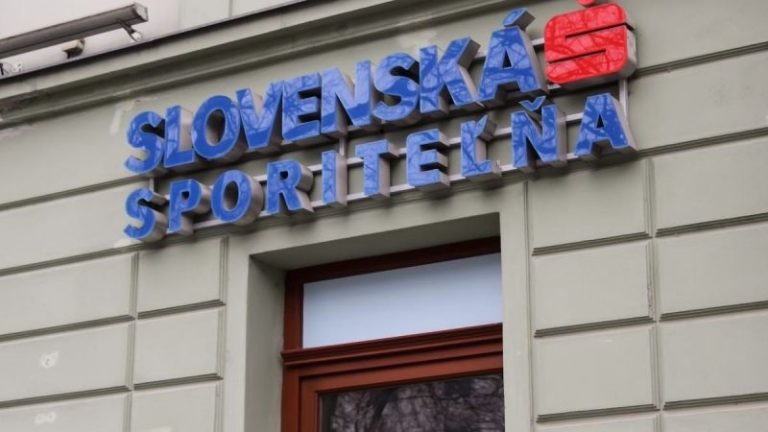Augusztustól drágul a bankolás Szlovákiában