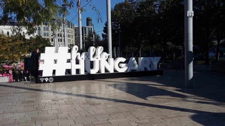 Művészi alkotások lesznek a #HelloHungary feliratok