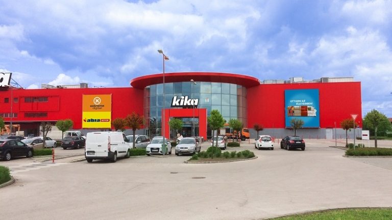 Stand-upos volt az idegenvezető a Kika áruházában